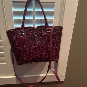 Beautiful rose detailed shoulder bag with crossbody strap included.
